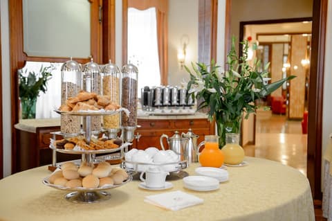 Hotel Continental, Breakfast meal