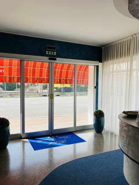 Hotel San Carlo, Interior entrance