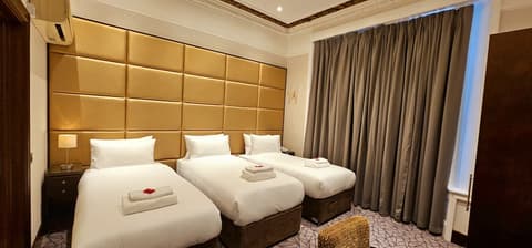 Hyde Park International, Room