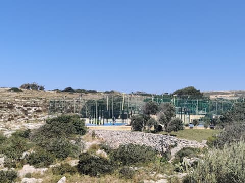 Salini Resort, Tennis court