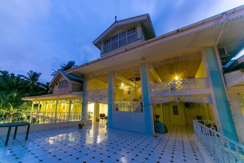 Palm Beach Hotel, Front of property