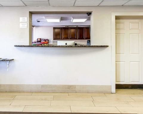 Econo Lodge And Suites Bricktown, Lobby