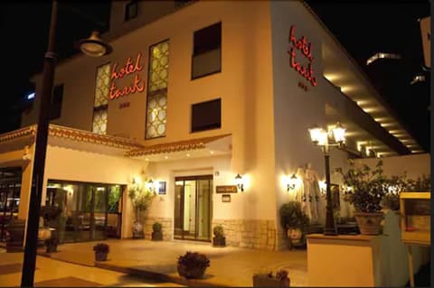 Hotel Tarik, Reception