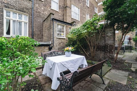 Grange Clarendon, Terrace/patio