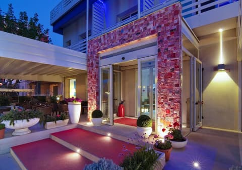 Hotel LaMorosa, Interior entrance