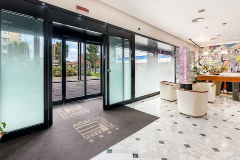 Abacus Hotel, Interior entrance