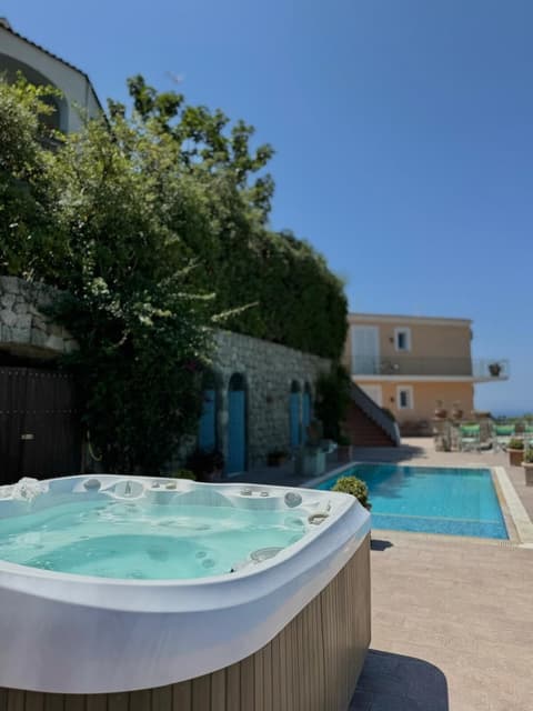Hotel Poggio Del Sole, Outdoor spa tub