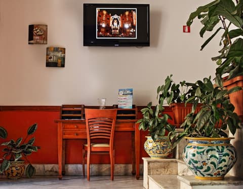 Hotel Tonic, Interior entrance