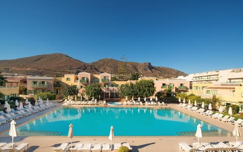 Silva Beach Hotel, Outdoor pool