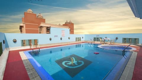 Ramee Guestline Hotel Dadar, Rooftop pool