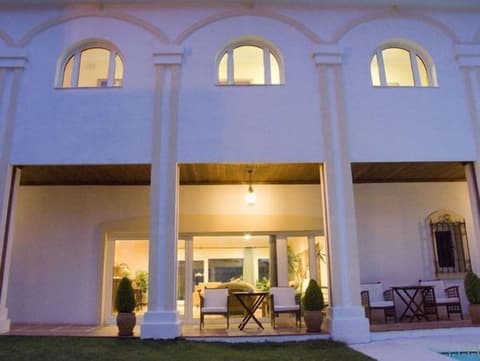 La Luna Blanca, Front of property