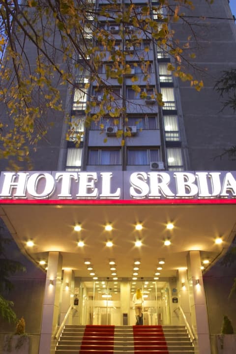 Hotel Srbija, Front of property