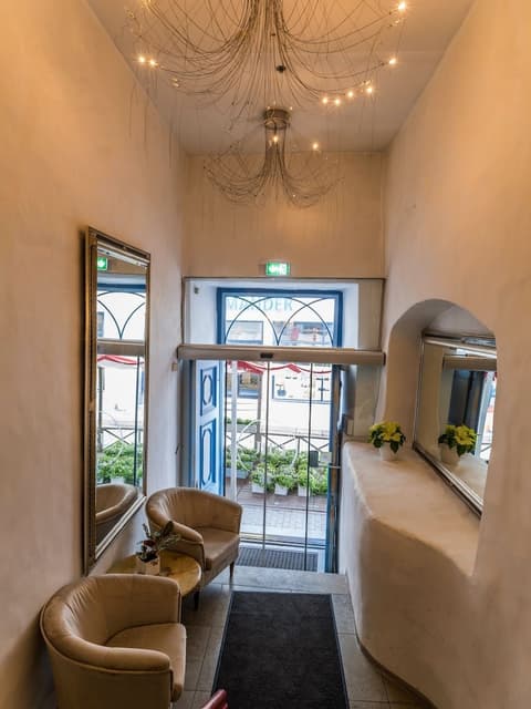 CRU Hotel, Interior entrance