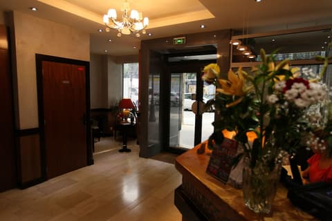 Hotel Alane, Interior entrance