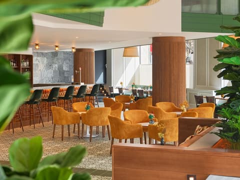 H10 Casanova, Interior entrance