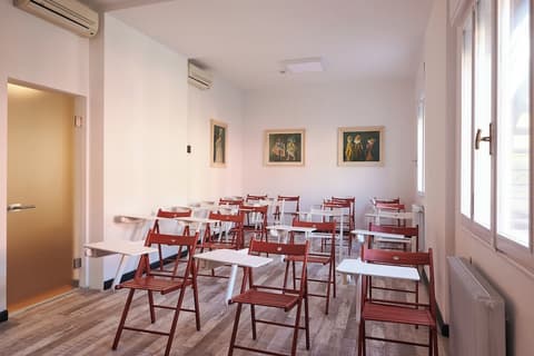 Due Ragni, Meeting facility