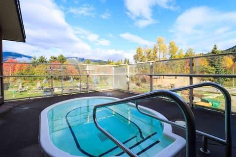 Northwinds Hotel Revelstoke, Outdoor spa tub