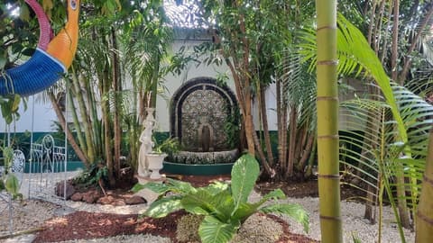 Hotel 1492, Property grounds