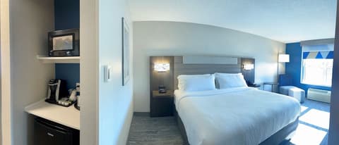 Holiday Inn Express & Suites Marquette by IHG, Room