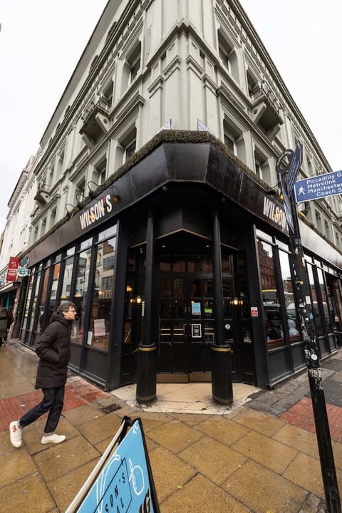 Malacuna Manchester, Exterior