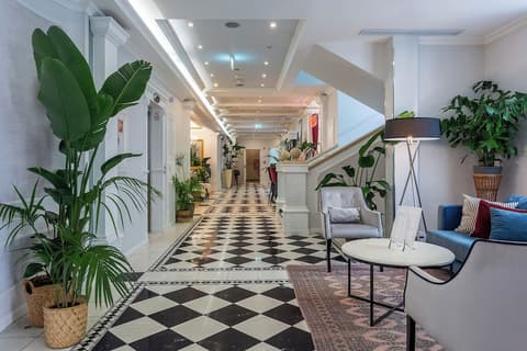 Queen's Court Hotel & Residence, Lobby sitting area