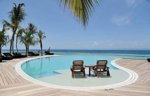Komandoo Maldives Island Resort, Infinity pool