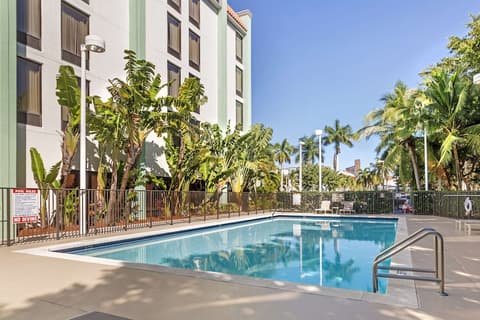 Best Western Plus Kendall Hotel & Suites, Outdoor pool