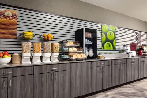 La Quinta Inn & Suites by Wyndham Fairbanks Airport, Breakfast area