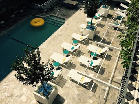 Beverly Laurel Hotel at West Hollywood, Outdoor pool