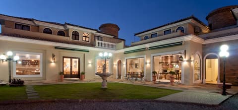 Don Quijote Hotel, Front of property