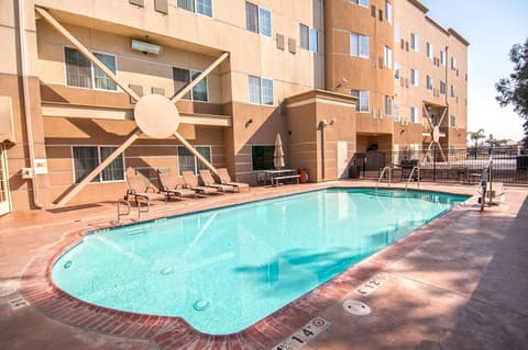 Holiday Inn Express and Suites Bakersfield Central by IHG, Pool