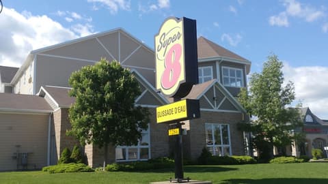 Super 8 by Wyndham Quebec City, Front of property