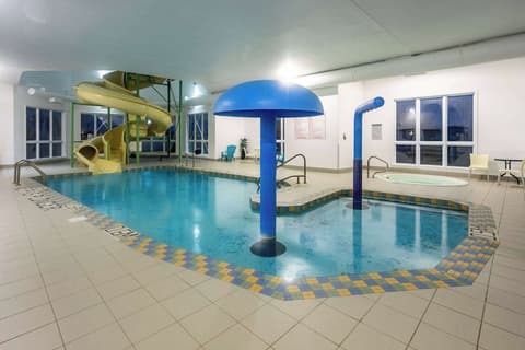 Super 8 by Wyndham Quebec City, Pool