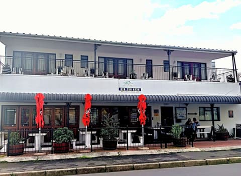 Le Bay Lodge, Front of property