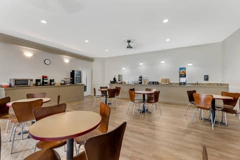 Rodeway Inn Lyons - La Grange, Breakfast area