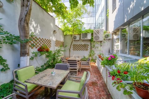 Unique Boutique, Terrace/patio