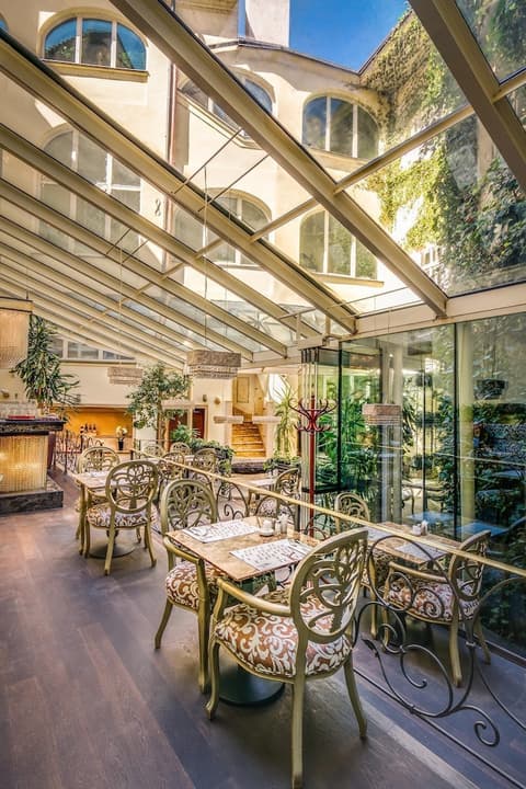 The Dominican, Lobby