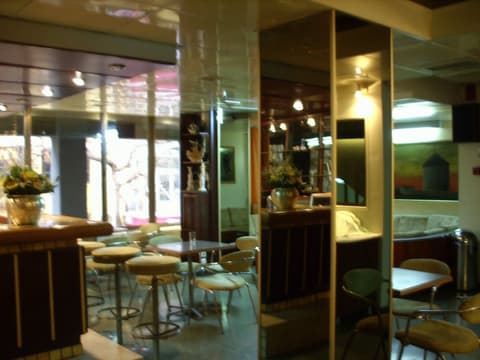 Claridge Hotel, Bar (on property)