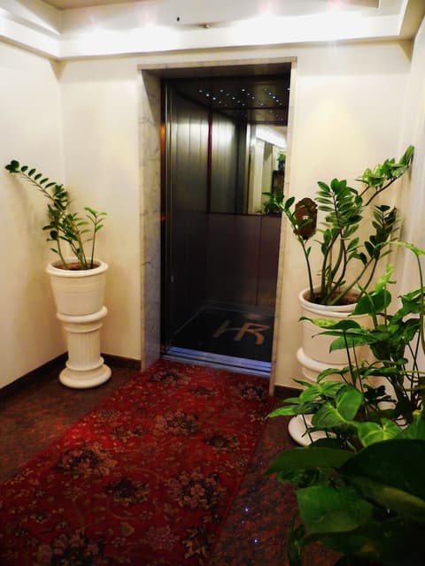 Hotel Roma, Interior entrance