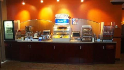 Holiday Inn Express Hotel & Suites Trincity Trinidad Airport by IHG, Breakfast meal
