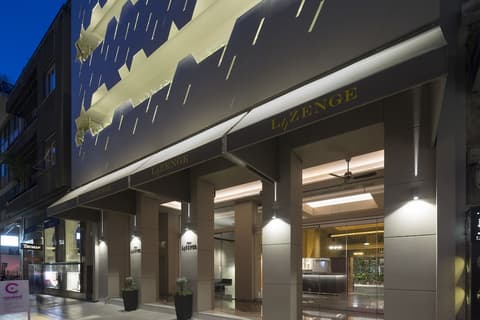 Lozenge Hotel, Property entrance