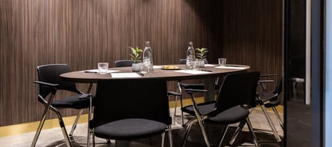 115 The Strand Hotel by NEU Collective, Business center