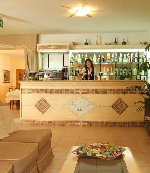 Hotel Gabbiano - Agenzia Isola Rossa, Bar (on property)