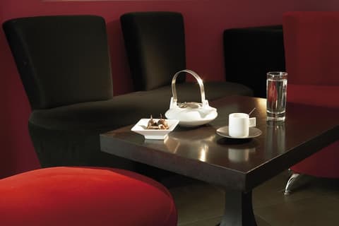 Anessis Hotel, Reception