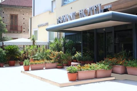 Hotel Savant, Front of property
