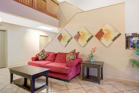 Super 8 by Wyndham St. Louis Airport, Lobby