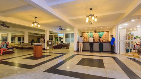 Hotel Topaz, Reception