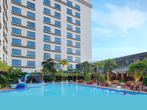 Grand Mercure Medan Angkasa, Pool