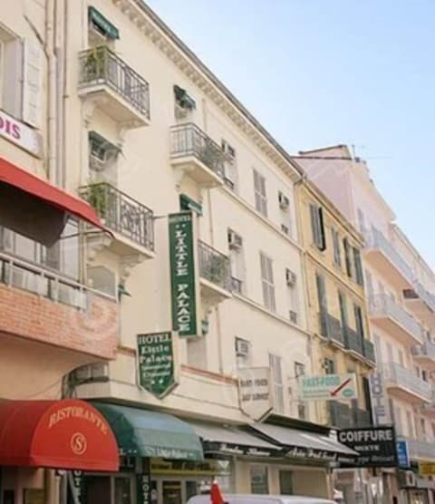 Little Palace, Front of property