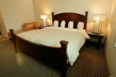 Marvin's Garden Inn, Room